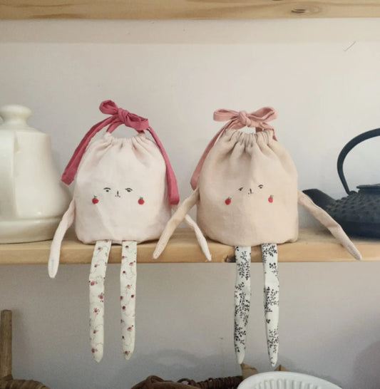 Emmène pouch lichtroze met donkerroze lint ( middelste op de foto )