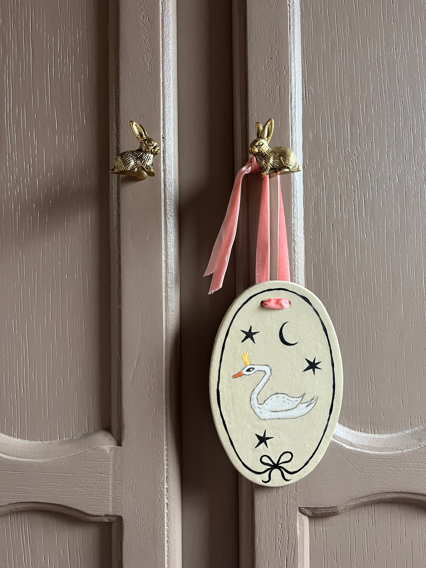 Limited edition zwaan met gouden kroon medaillon Atelier Fabel