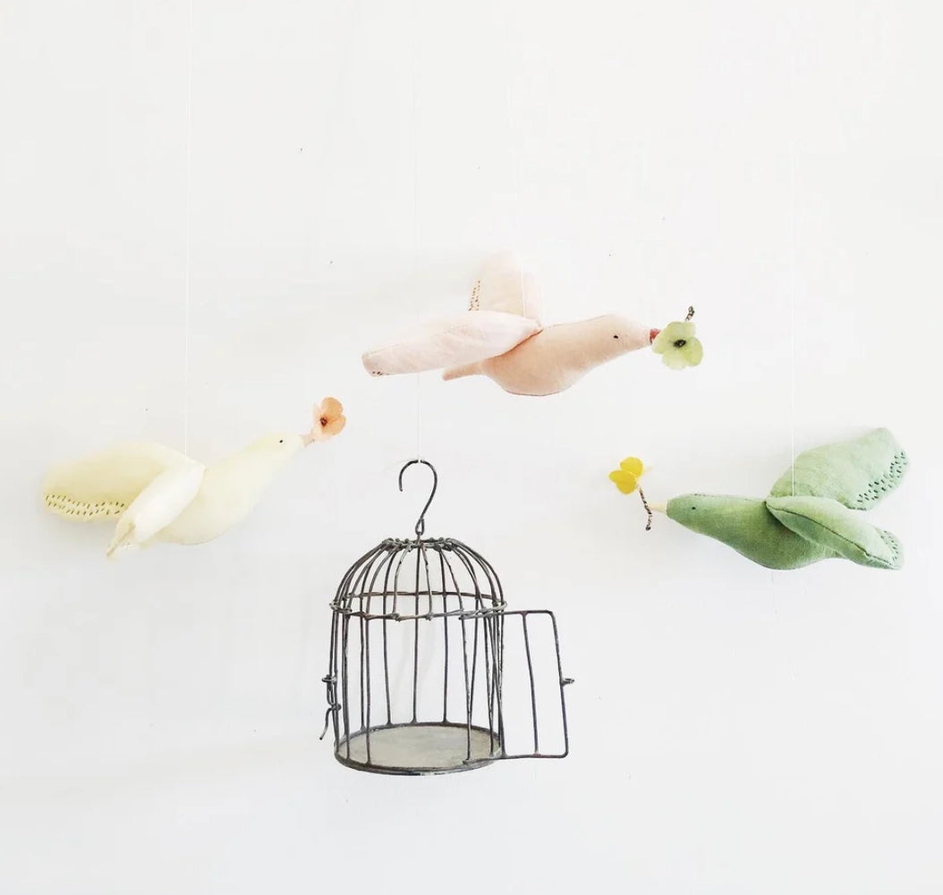 Bird mobile lichtroze