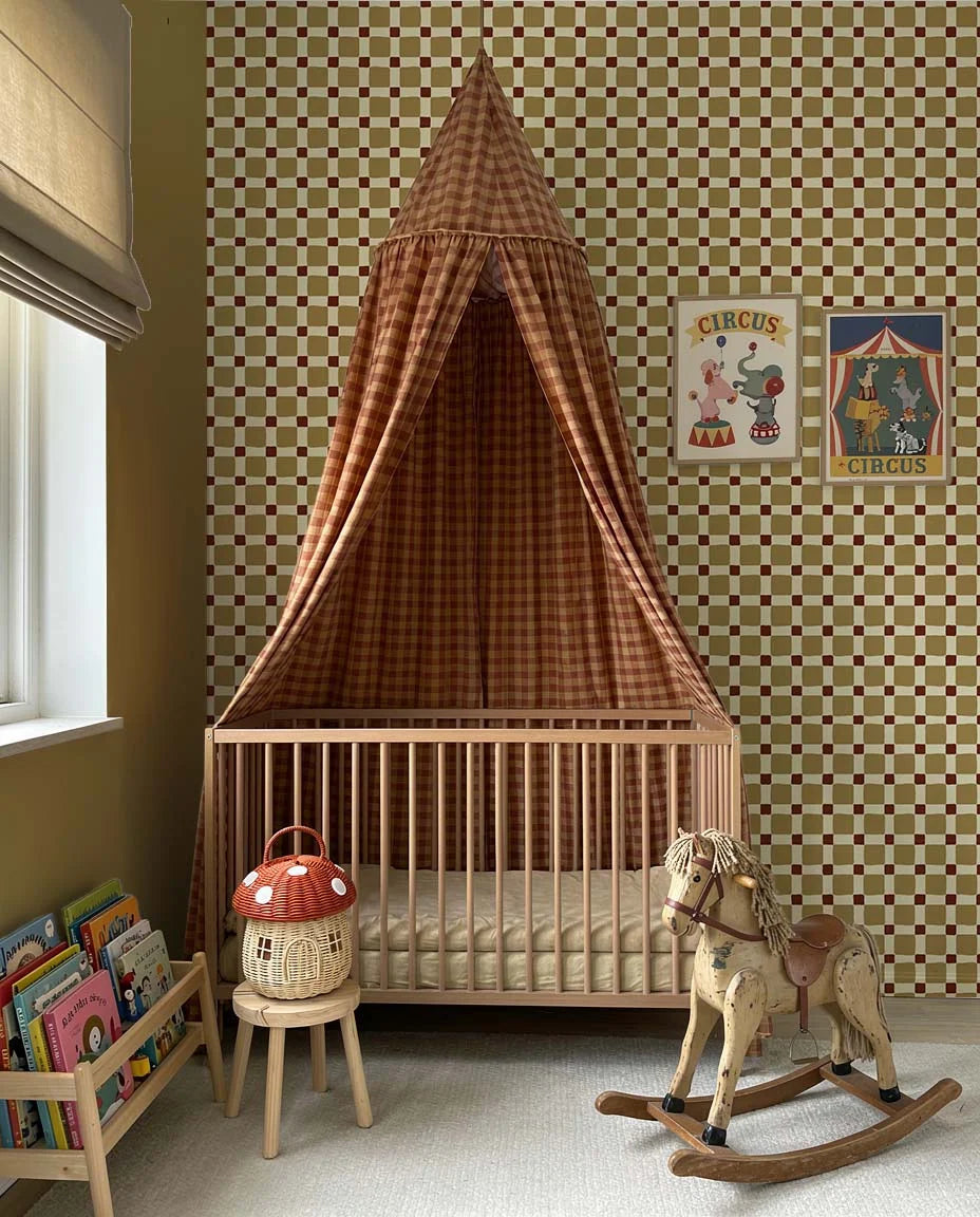 Rustieke kinderkamer wand met Atelier Chien Geblokt quilt olijfgroen behang