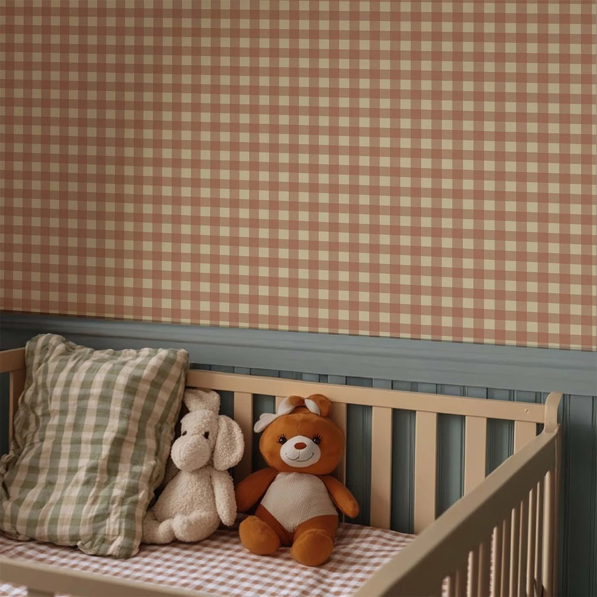 Kinderkamer met roze Gingham ruitenbehang van Atelier Chien als lambrisering achter ledikant