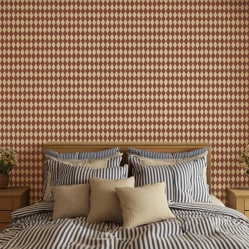 Stijlvolle slaapkamer met een houten bed en een warme terra accentmuur van Atelier Chien harlekijn behang
