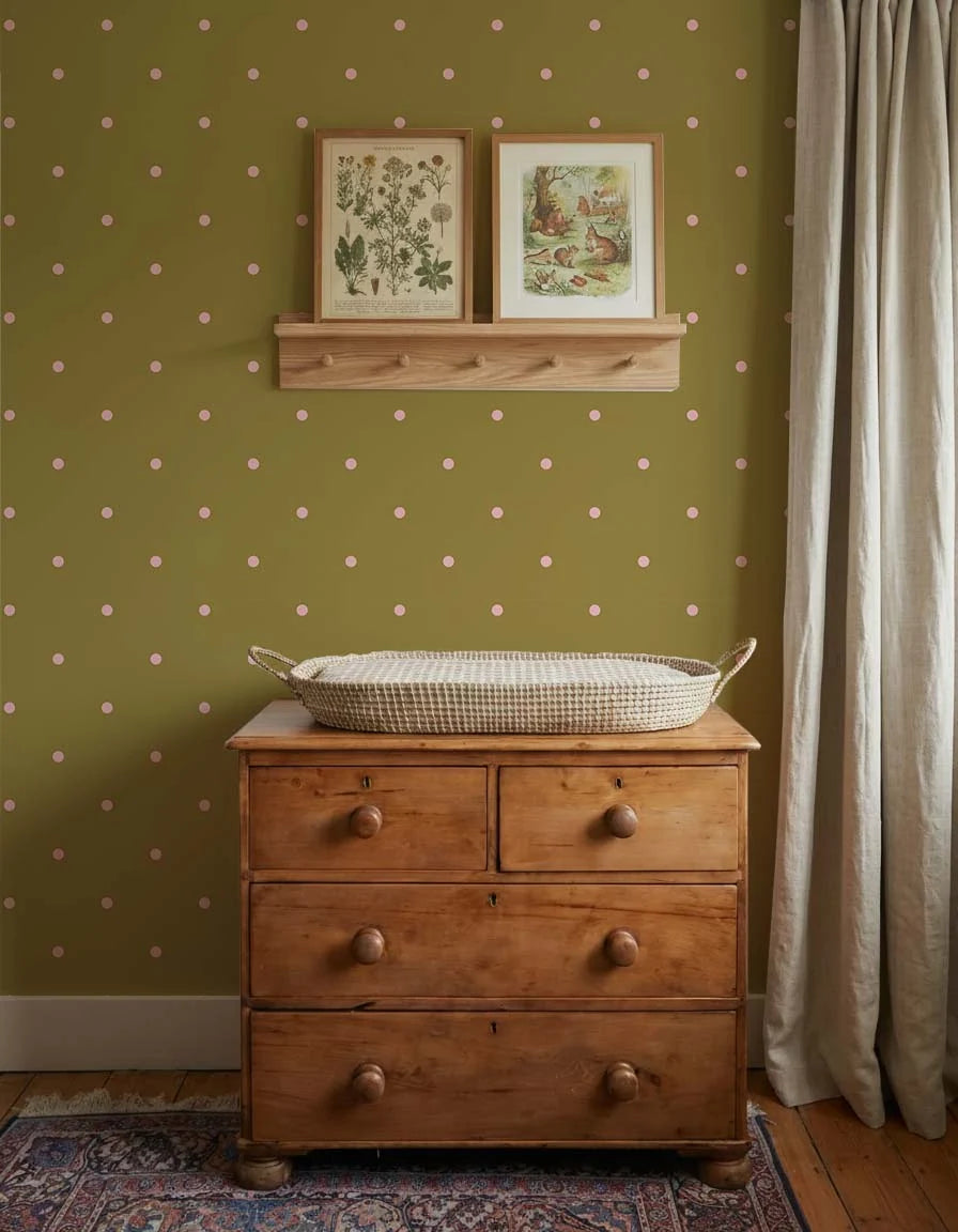 Babykamer wand met Atelier Chien Polkadot maxi groen roze behang achter houten commode met verschoonmandje