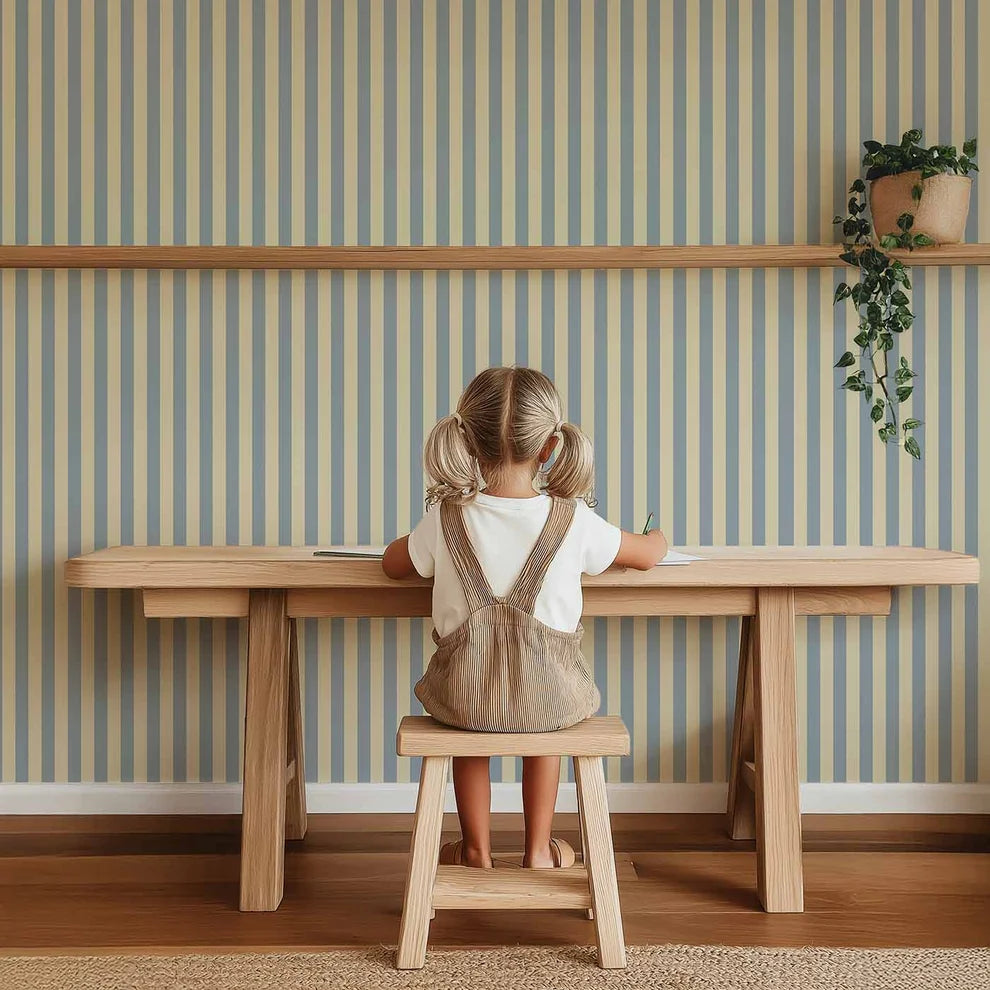 Atelier Chien mat vliesbehang met smalle lichtblauwe strepen op een kinderkamer muur.