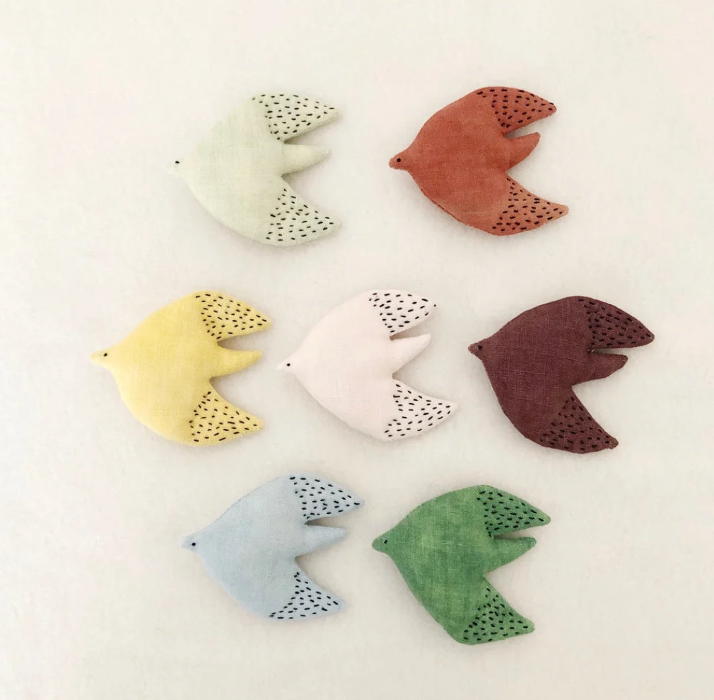 gele stoffen vogel wanddecoratie