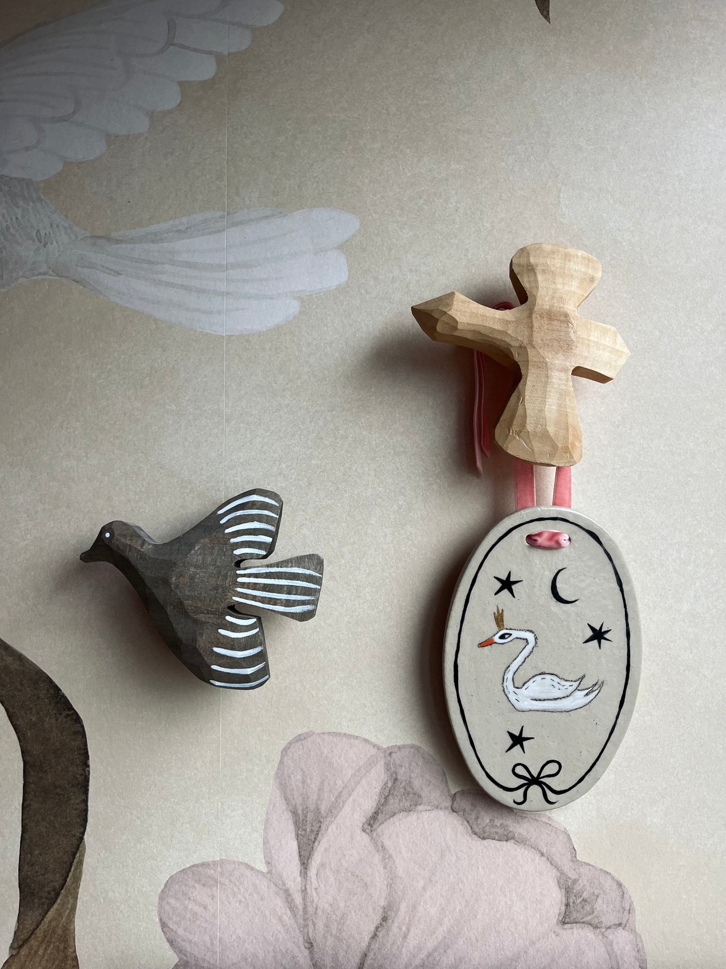 Limited edition zwaan met gouden kroon medaillon Atelier Fabel