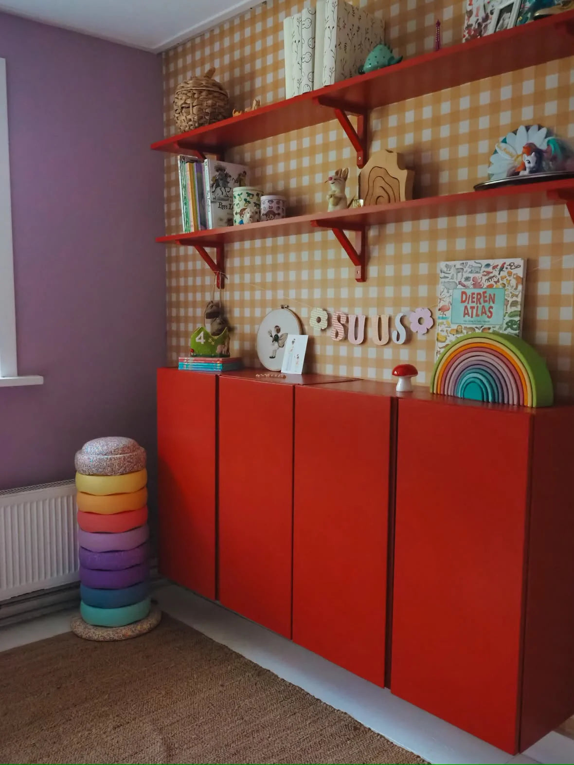 Kinderkamer met okergeel Gingham ruitenbehang van Atelier Chien achter wandkast en planken