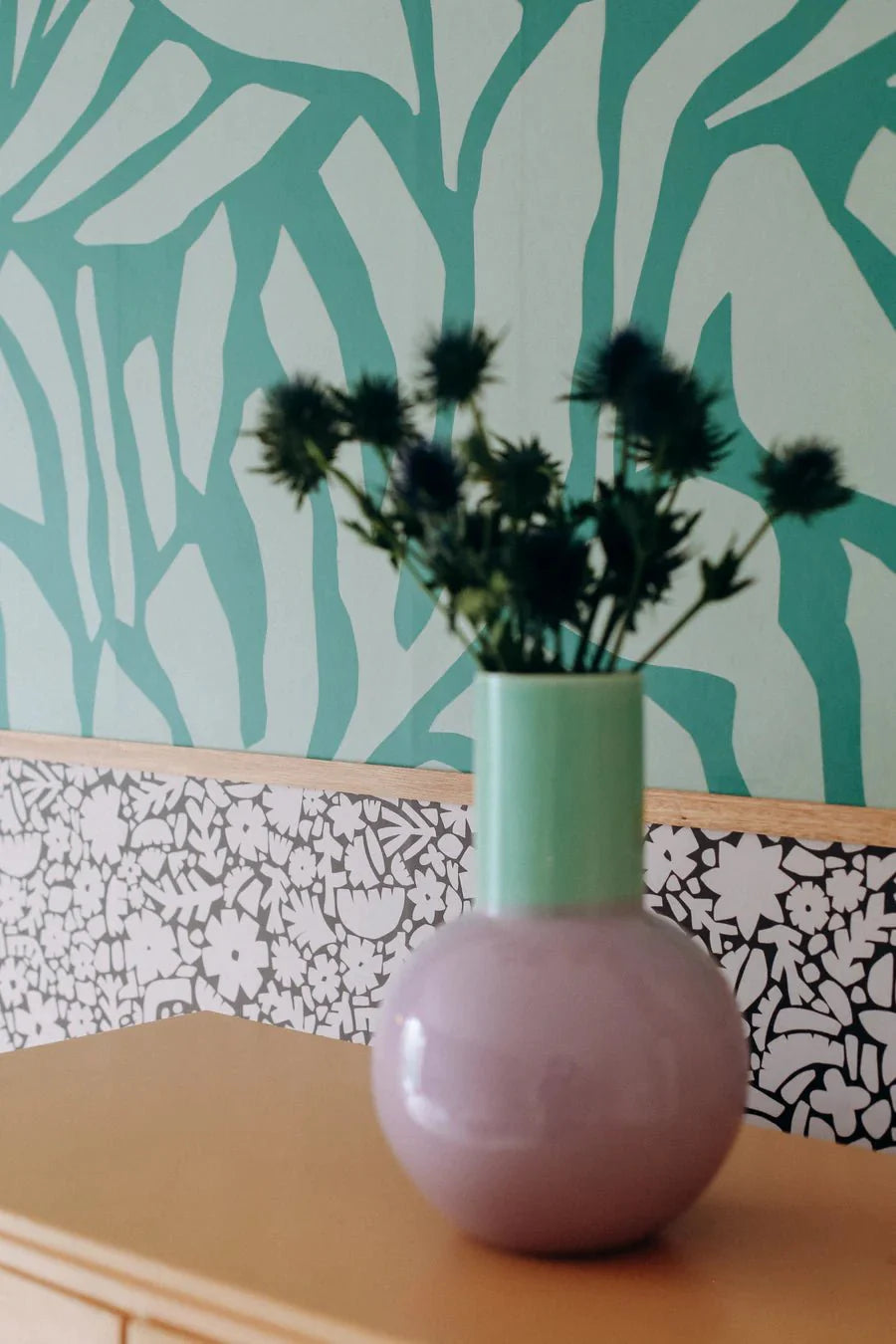 Behang Meet Me at the Wall - Flowerfield Brown - Naturel Noord
