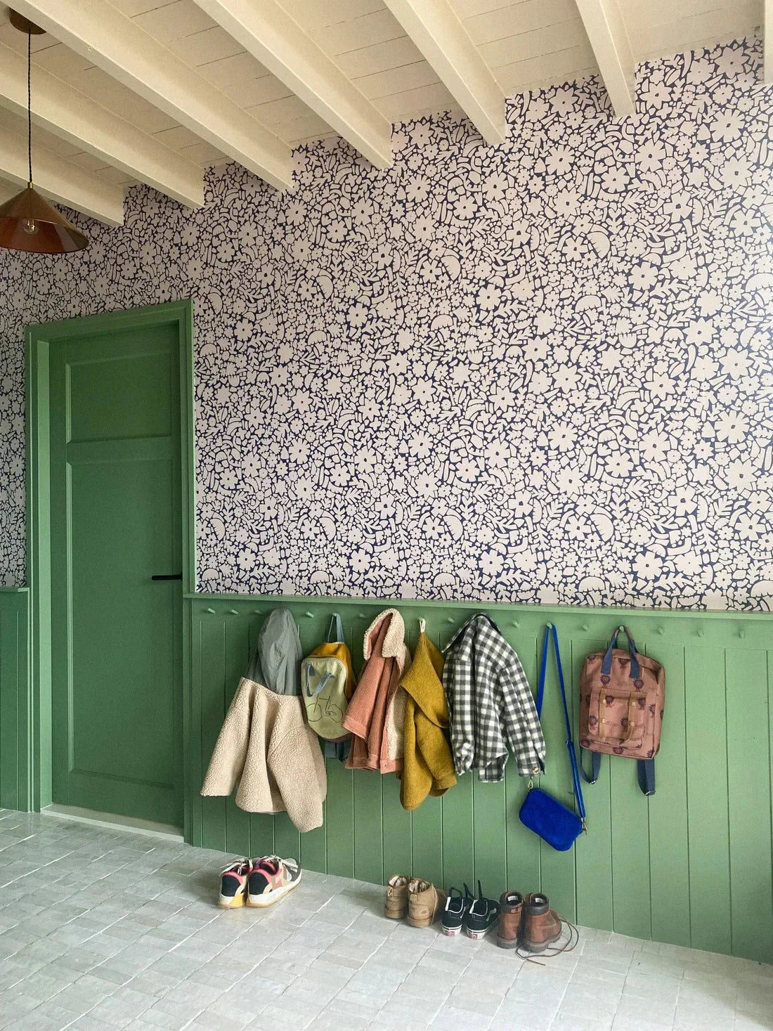 Behangstaal Meet Me at the Wall - Flowerfield Blue - Naturel Noord