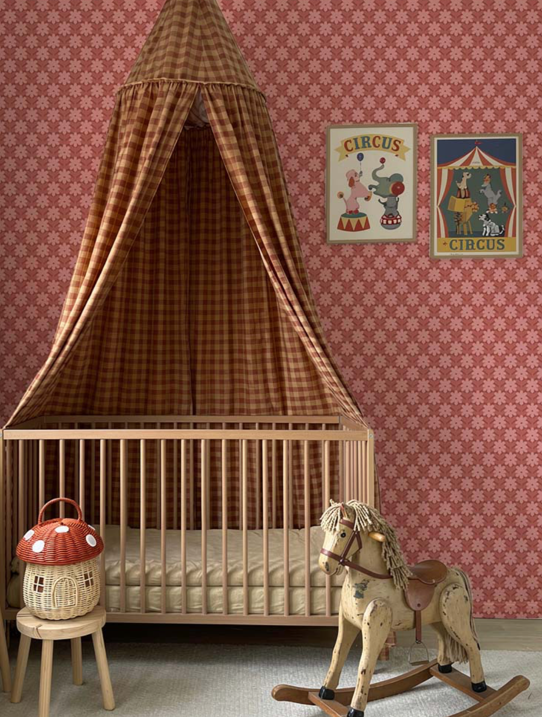 Nostalgische meisjeskamer gestyled met Atelier Chien rood roze bloemetjesbehang