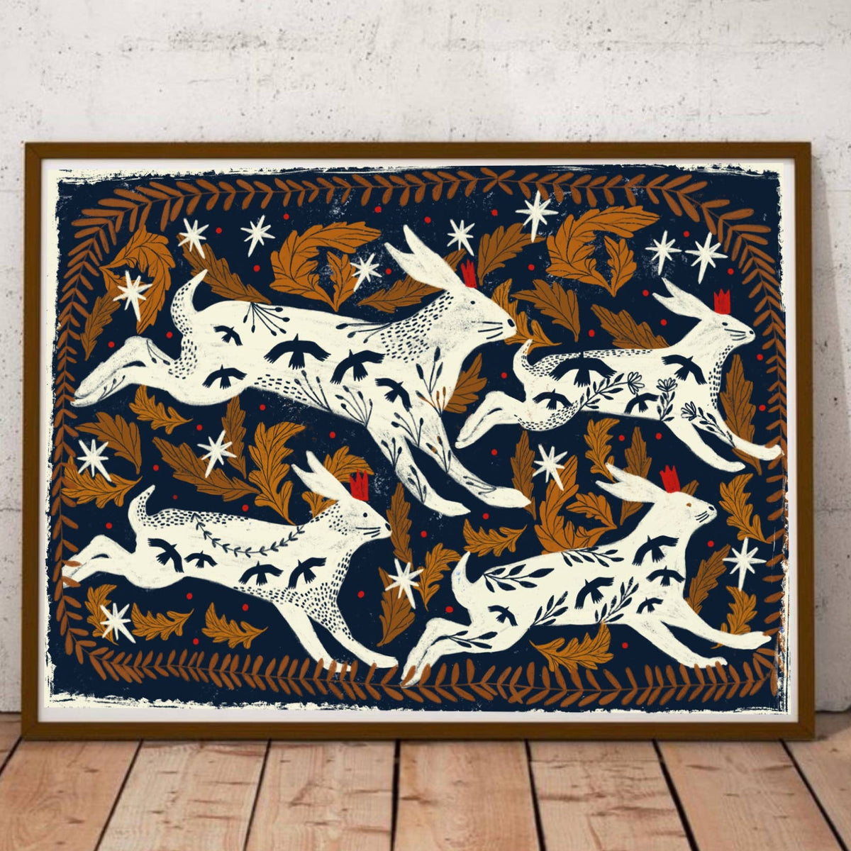 Detailopname van het contrastrijke dessin met hazen, bladeren en sterren op de donkerblauwe kunstprint van Carole Hillman