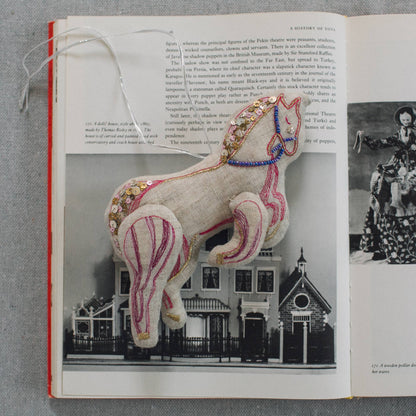 Draaimolenpony katoenen ornament met borduurwerk en kralen Skippy Cotton