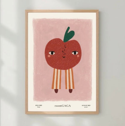 Detail van de handgesigneerde roomGAGA Appel poster met speels fruitkarakter op zachtroze achtergrond