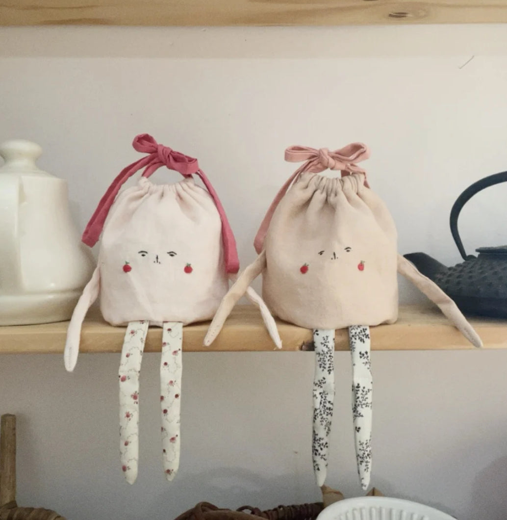 Emmène pouch lichtroze met donkerroze lint ( middelste op de foto )