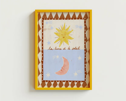 Carole Hillman kunstprint De Maan en de Zon ingelijst in een opvallende gele lijst tegen een lichte wand