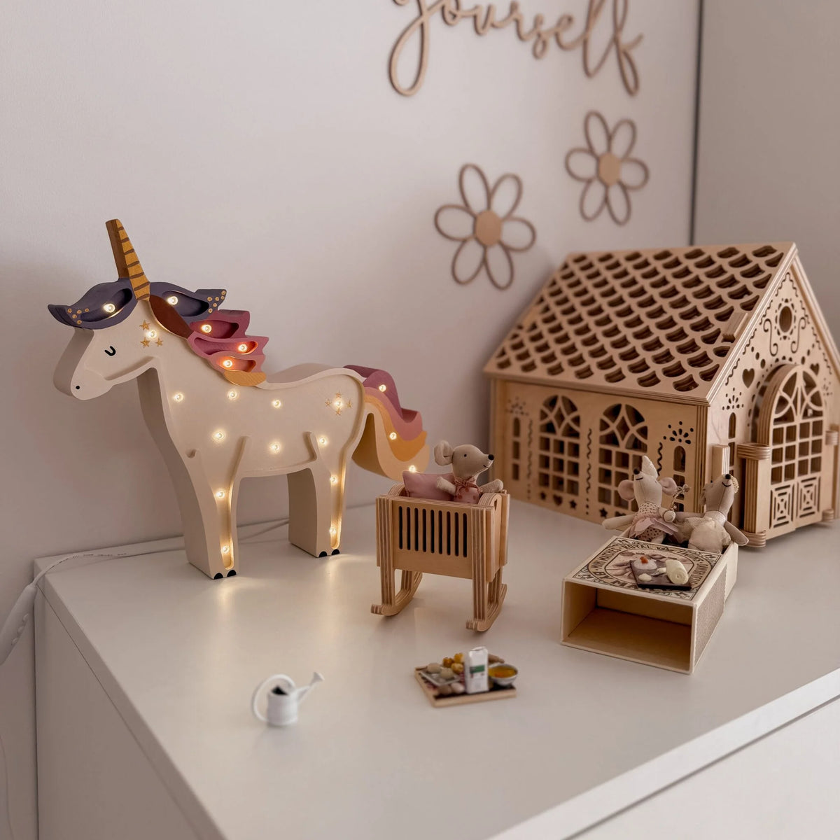 roomGAGA houten eenhoorn lamp pastel handgemaakt duurzaam nachtlampje in een sfeervolle kamer