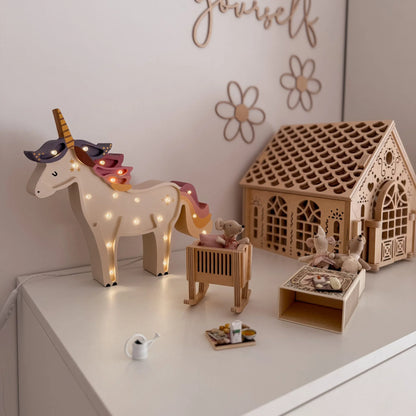 roomGAGA houten eenhoorn lamp pastel handgemaakt duurzaam nachtlampje in een sfeervolle kamer