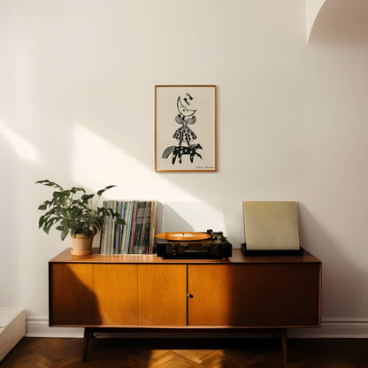 Carole Hillman kunstprint Folkdromer ingelijst boven een warm houten dressoir met platenspeler en platencollectie