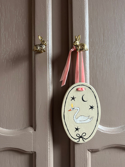 Limited edition zwaan met gouden kroon medaillon Atelier Fabel