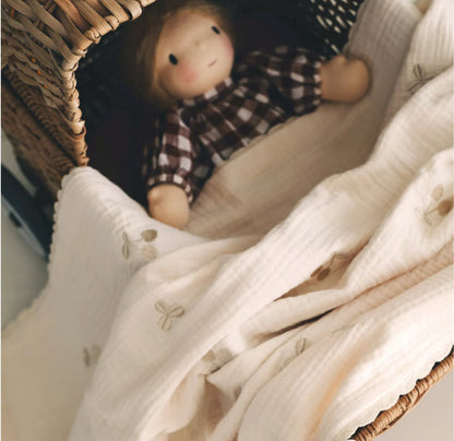 Een babydekentje met kersjes & klavertjes