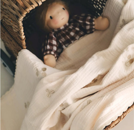 Een babydekentje met kersjes & klavertjes
