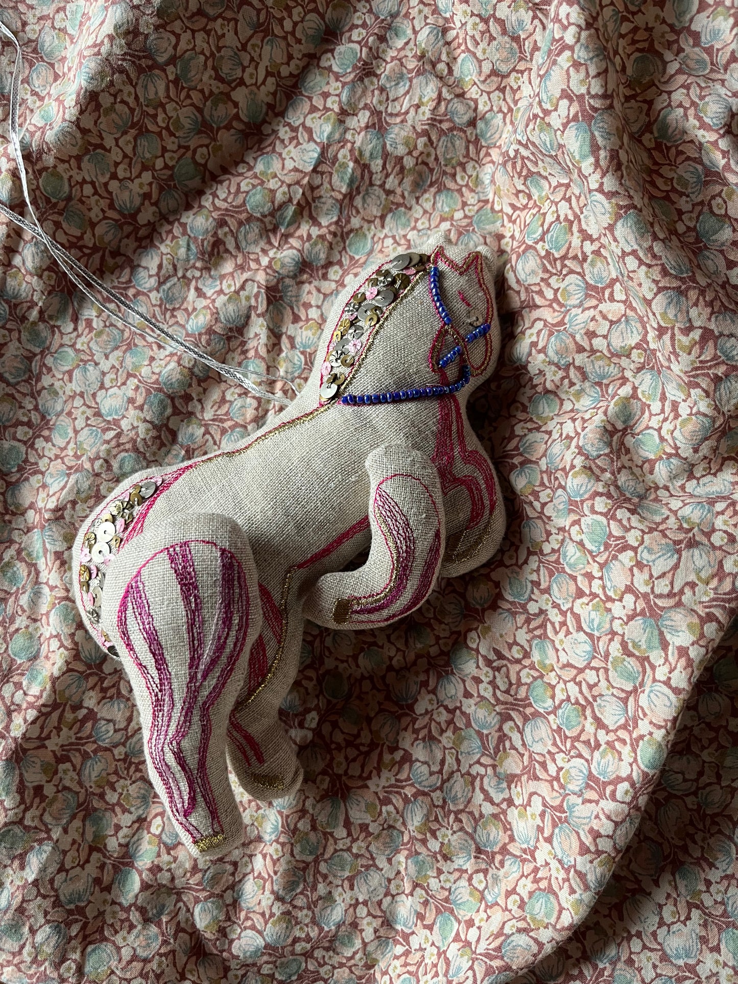 Draaimolenpony katoenen ornament met borduurwerk en kralen Skippy Cotton