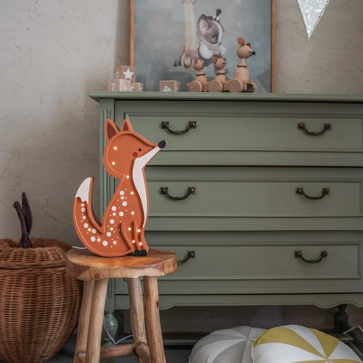 Sfeervol verlichte houten vossenlamp van roomGAGA op krukje in kinderkamer