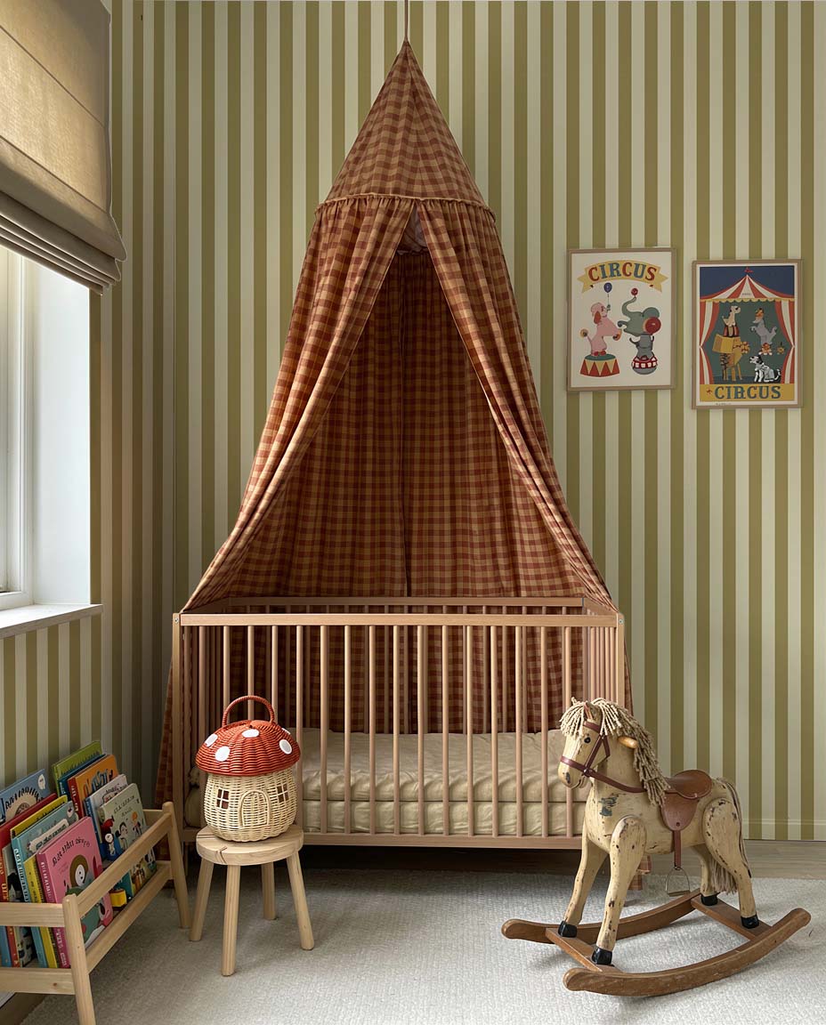 Behang Atelier Chien Smalle strepen olijfgroen