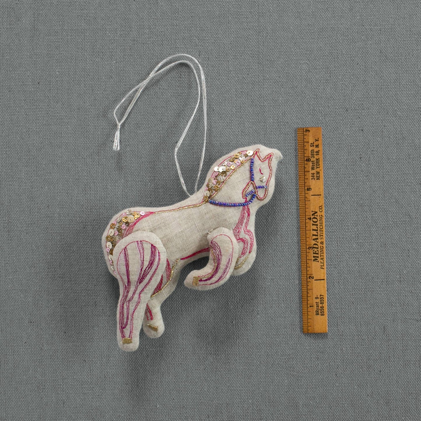 Draaimolenpony katoenen ornament met borduurwerk en kralen Skippy Cotton
