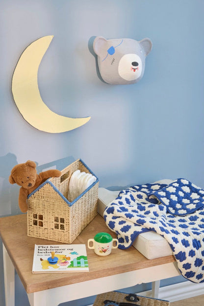 Rice blauw en crème katoenen kinderdeken met wolken op commode in babykamer