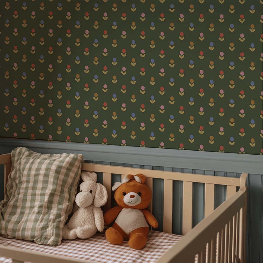 Kinderkamer wand met Atelier Chien Bloemen gekleurd groen behang achter houten spijlenbedje