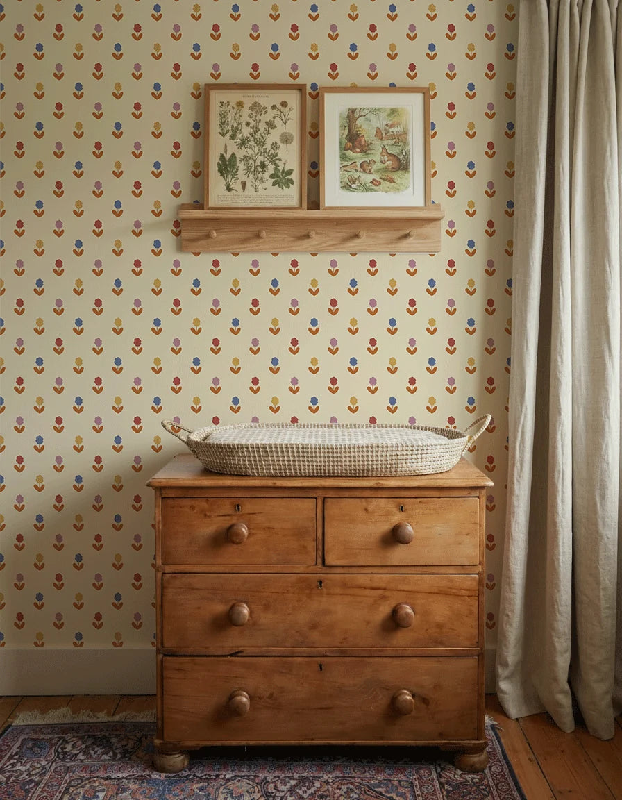 Babykamer wand met Atelier Chien Bloemen gekleurd beige behang achter houten commode