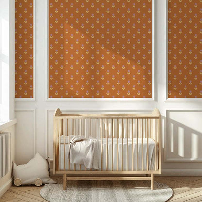 Kinderkamer wand met Atelier Chien Bloemen oranje behang achter houten ledikant met gordijnen