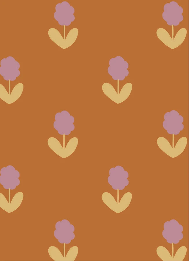 Atelier Chien Bloemen oranje vliesbehang met lila bloemetjes patroon kinderkamer