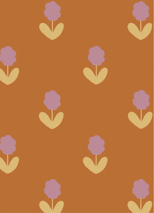 Atelier Chien Bloemen oranje vliesbehang met lila bloemetjes patroon kinderkamer