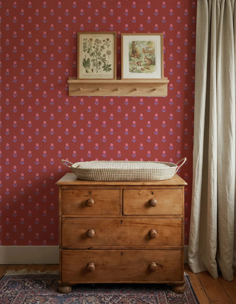 Kinderkamer wand met Atelier Chien Bloemen rood behang achter vintage houten commode