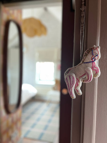 Draaimolenpony katoenen ornament met borduurwerk en kralen Skippy Cotton