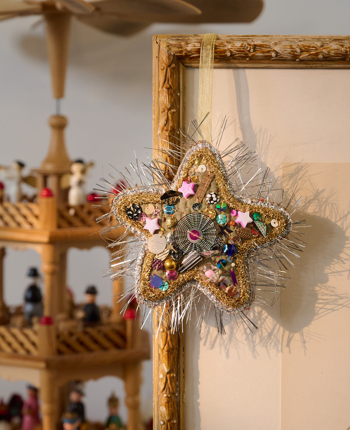 Sissel Edelbo vintage Kantha decoratiehanger Glitter Star met gouden lurex rand, kralen en pailletten voor de kinderkamer