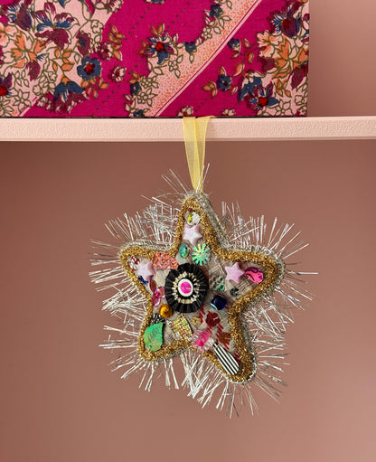 Sissel Edelbo ornament hangend aan een schap