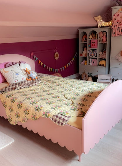 Meisjeskamer met Rice gewatteerde katoenen sprei Retro Bouquet op roze kinderbed