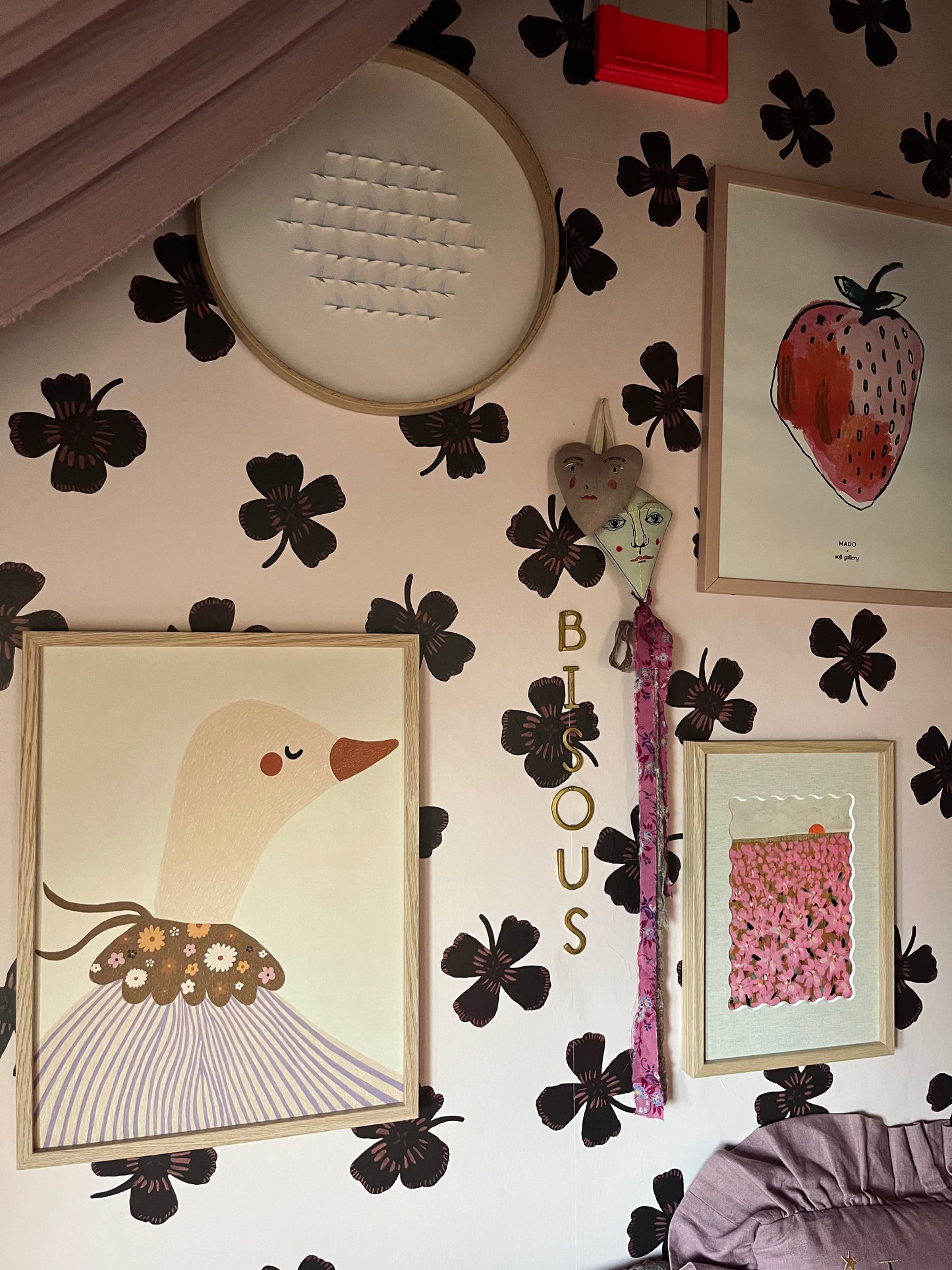 Art wall in een sfeervolle kinderkamer met poster Roomgaga 