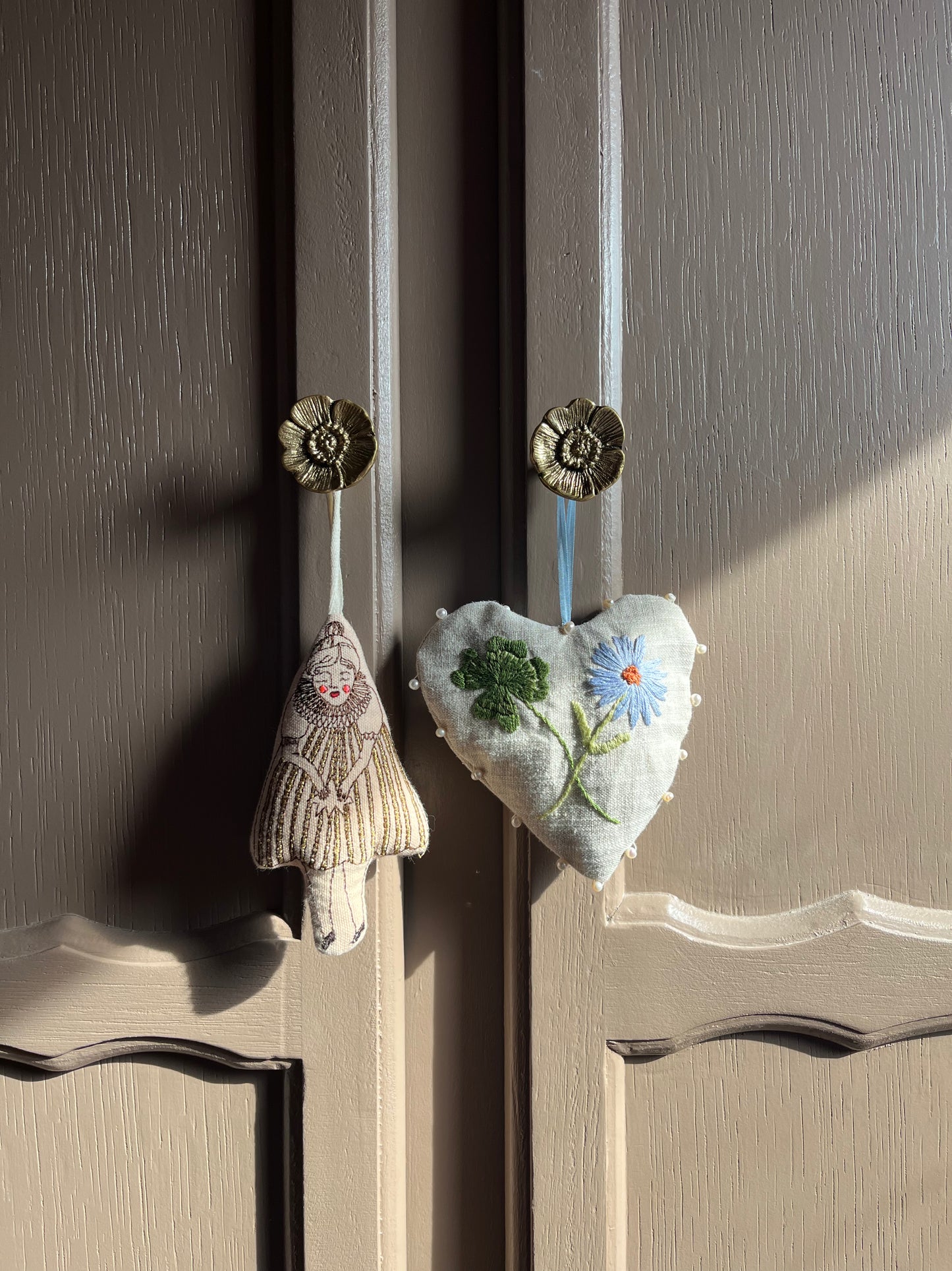 Detailfoto van de handgeborduurde bloemen en gepersonaliseerde details op de muurhanger