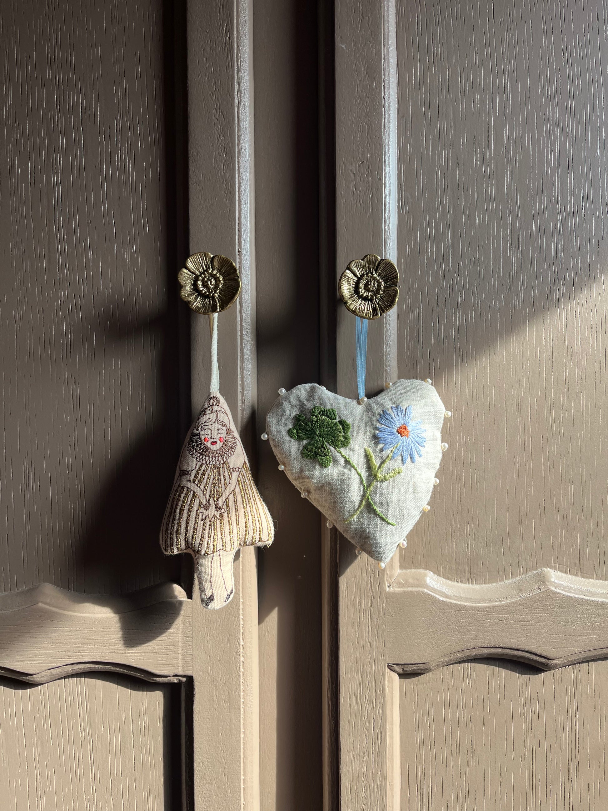 Detailfoto van de handgeborduurde bloemen en gepersonaliseerde details op de muurhanger
