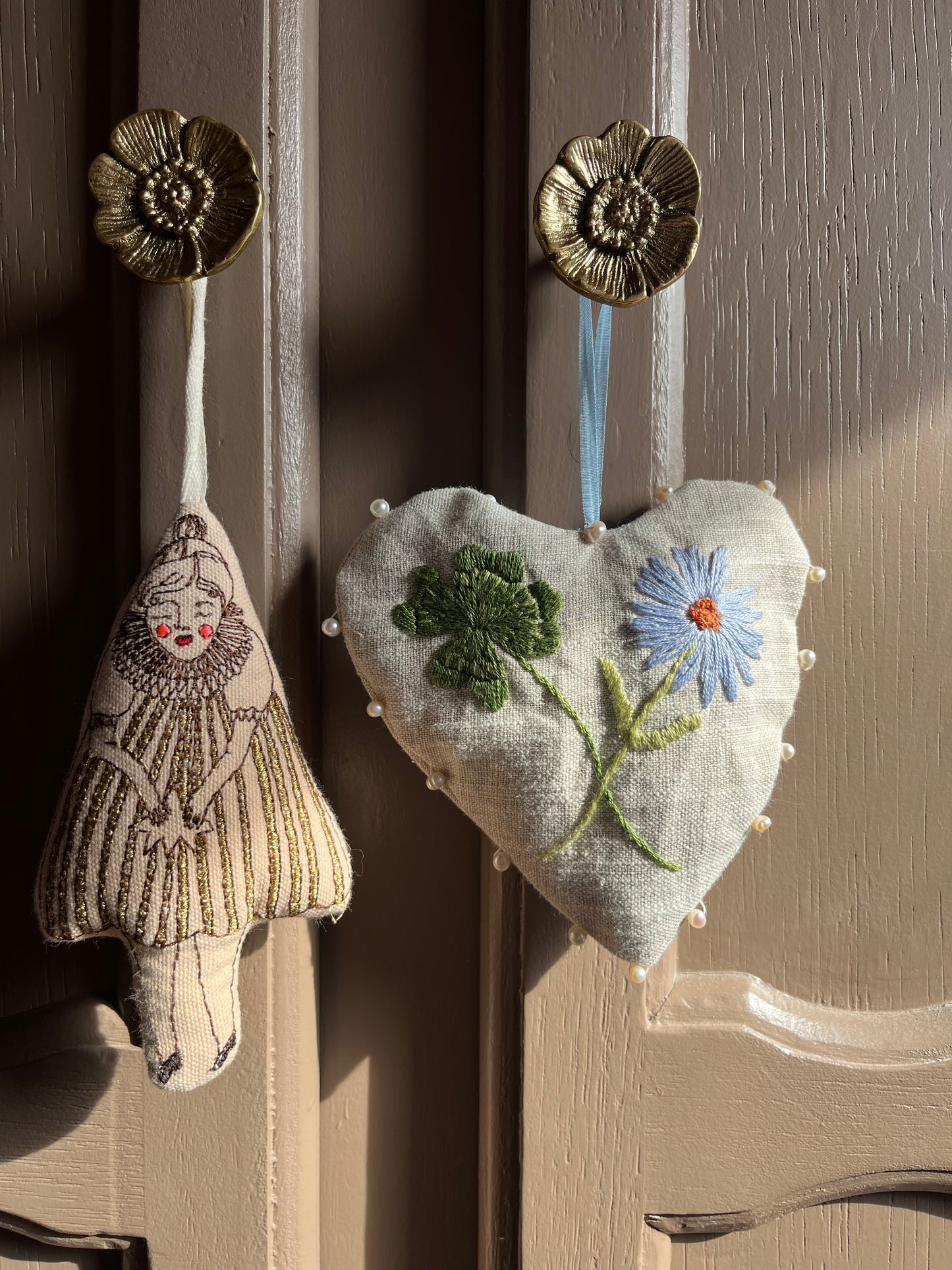 Handgeborduurd Lucky Flower ornament van linnen met zijden lint, gemaakt door Melanie van Tienen