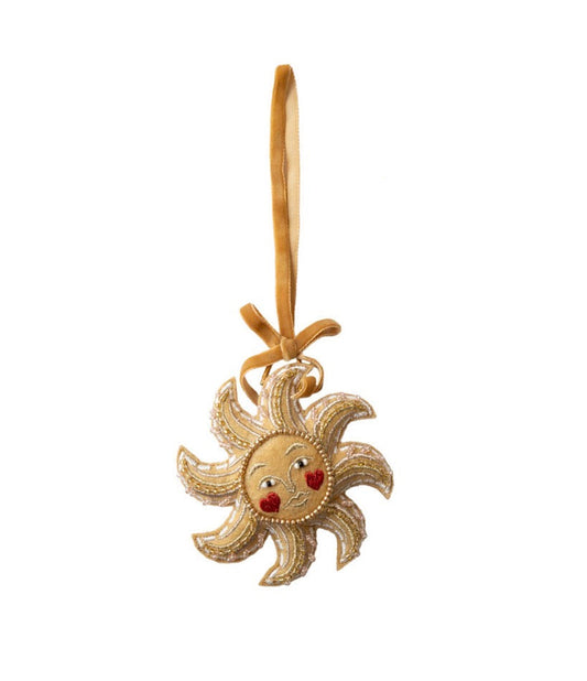 All The Luck In The World goudgeel stoffen zon ornament Lucky Sun met gezichtje, kraaltjes en okergeel fluwelen lint