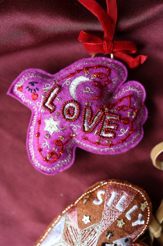 All The Luck In The World fuchsia roze stoffen vogel ornament Love Bird met LOVE borduring en rood fluweelzacht lint