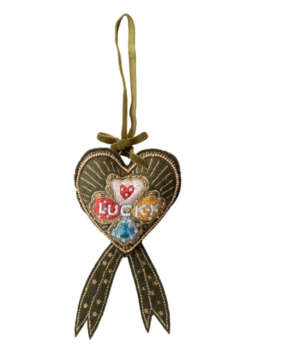All The Luck In The World olijfgroen stoffen hart ornament Lucky Clover Bow met klavertje vier en fluwelen lint