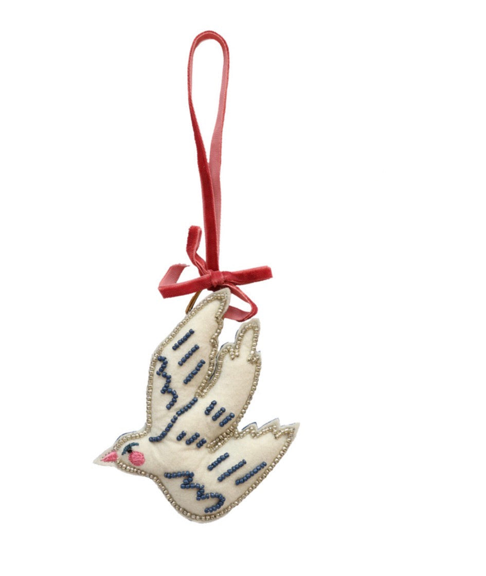 All The Luck In The World wit stoffen vogel ornament zwaluw met blauw borduurwerk en koraalrood fluwelen lint