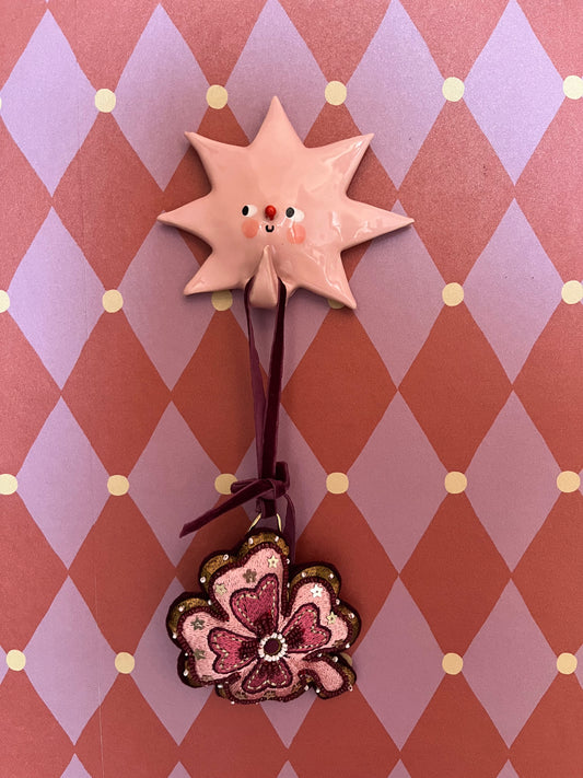 eef-lillemor-handgemaakt-keramieken-ster-haakje-roze-wanddecoratie