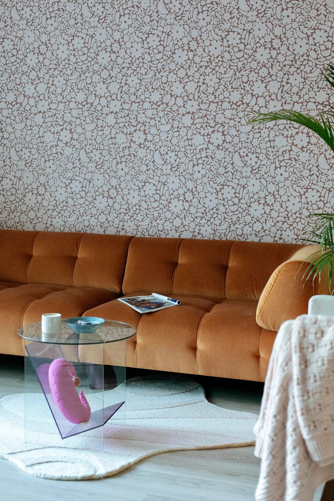 Behang Meet Me at the Wall -  Flowerfield Warm Taupe  - Naturel Noord